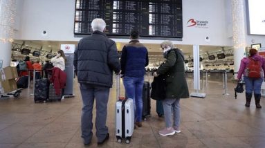 Airline stocks sink after flight cancellations disrupt holiday travel